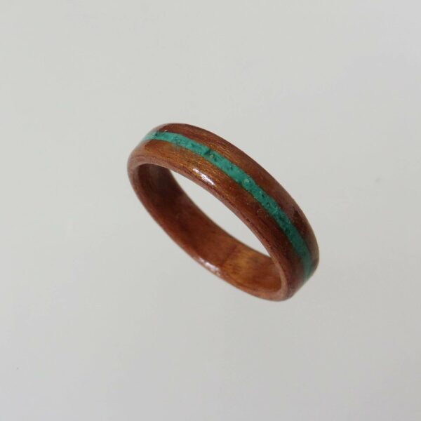 Custom houten ring met inleg (lak)