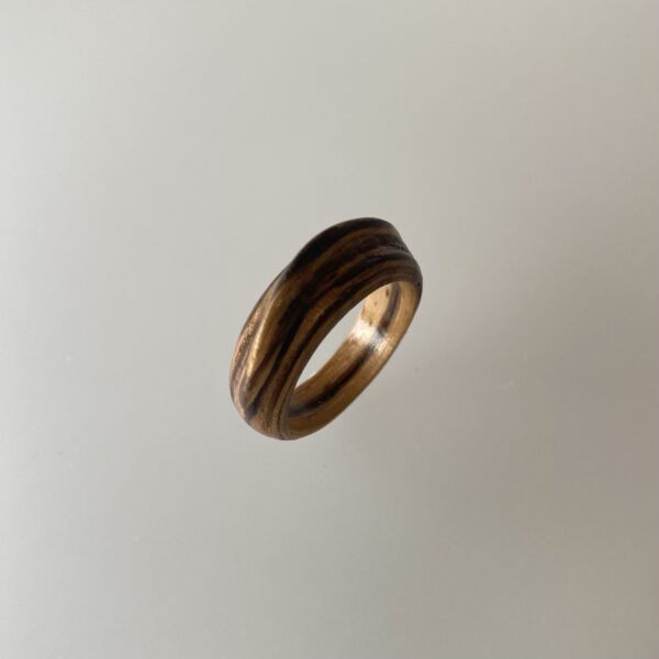 Zebrano statement ring (maat 18)