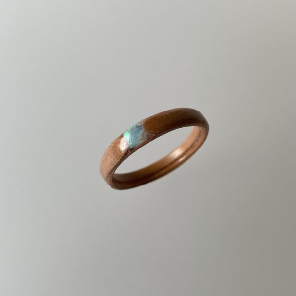Perenhouten ring met opaal (maat 19.5)