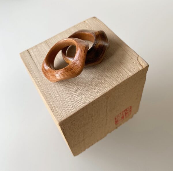 Wave ring notenhout (maat 19) - Afbeelding 5