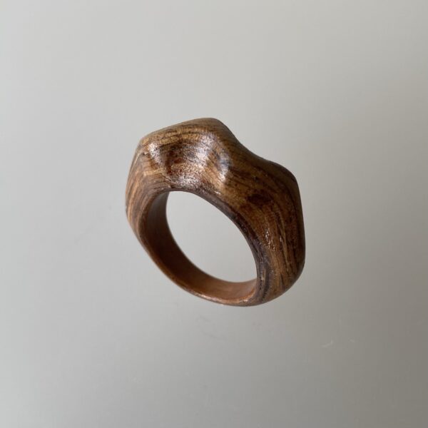 Wave ring notenhout (maat 19)