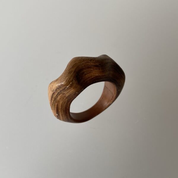 Wave ring notenhout (maat 19) - Afbeelding 4