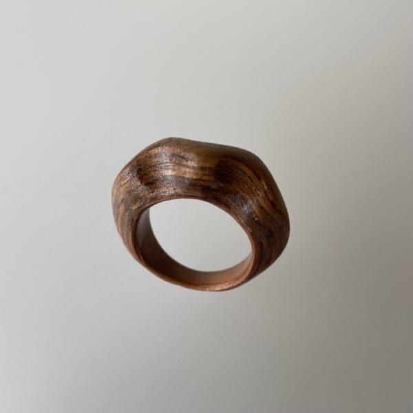 Wave ring notenhout (maat 19) - Afbeelding 2