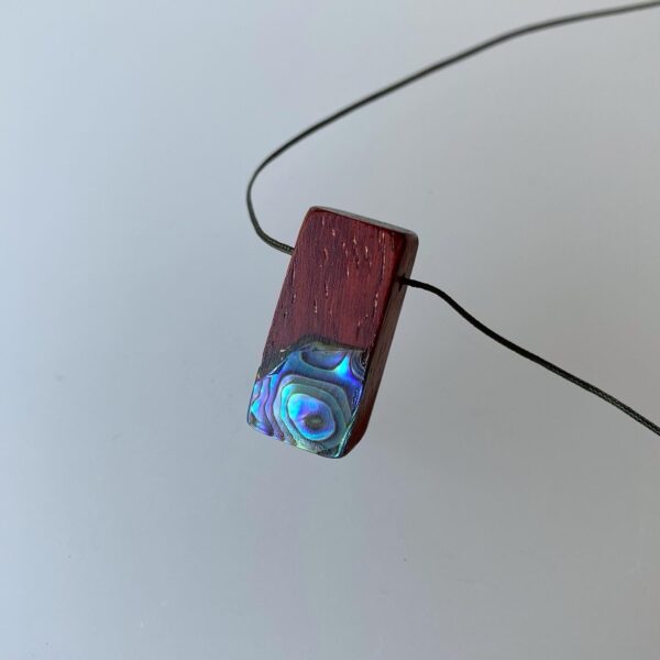 Padoek hanger met abalone