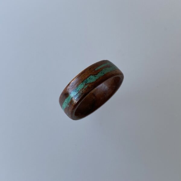 Notenhouten ring (maat 17.75)